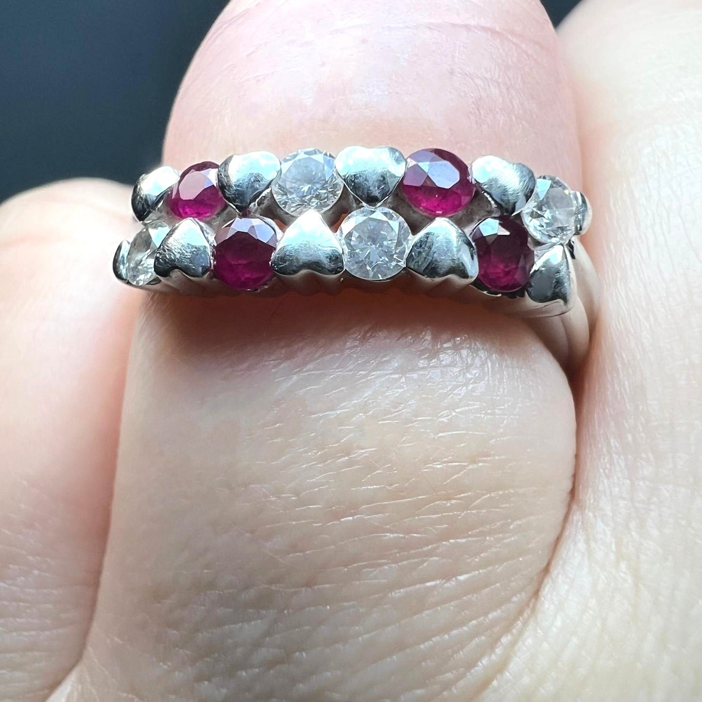 18K Weißgoldring mit Rubin- und Diamantbesatz