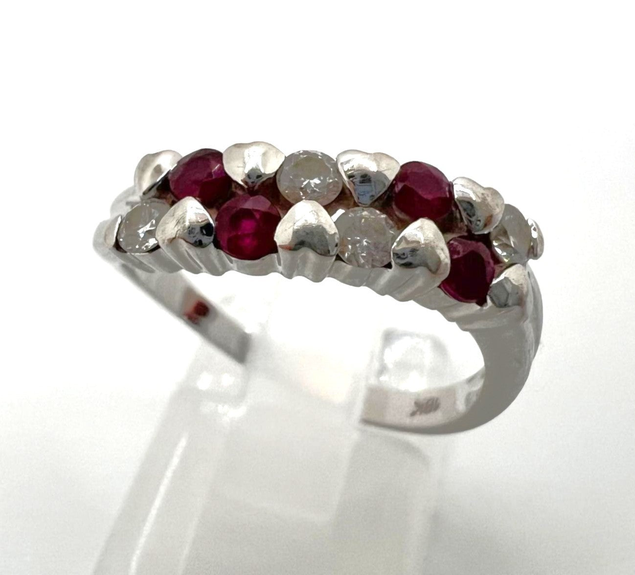 18K Weißgoldring mit Rubin- und Diamantbesatz