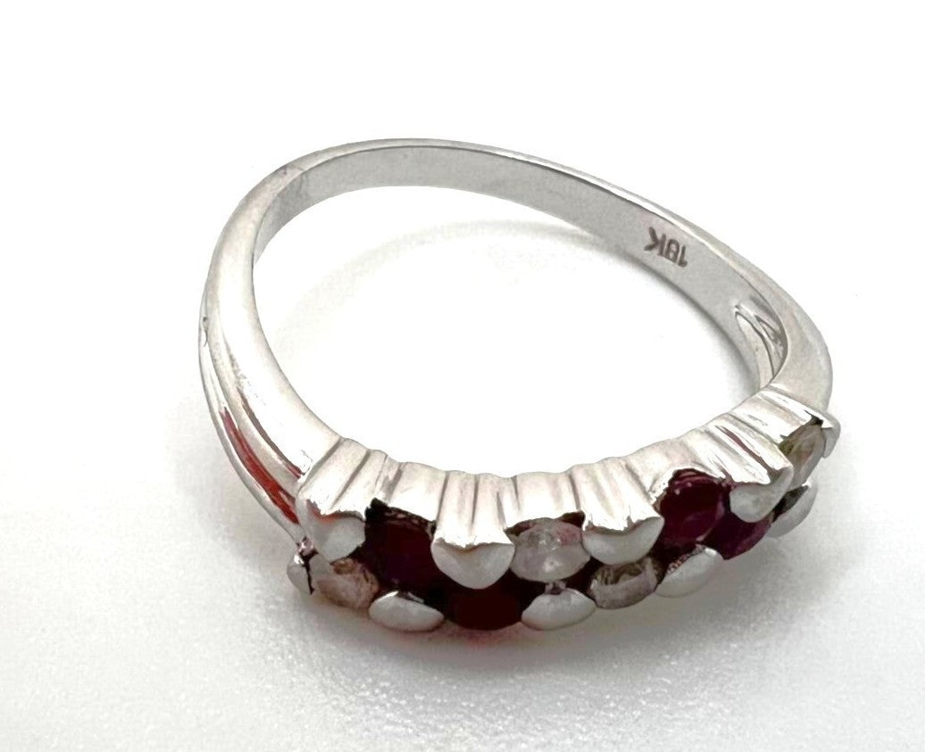18K Weißgoldring mit Rubin- und Diamantbesatz