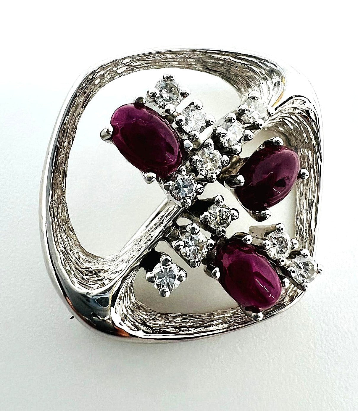 585er Weißgold-Brosche – 3 Rubine (2,26 ct) & 12 Brillanten (2,97 ct)