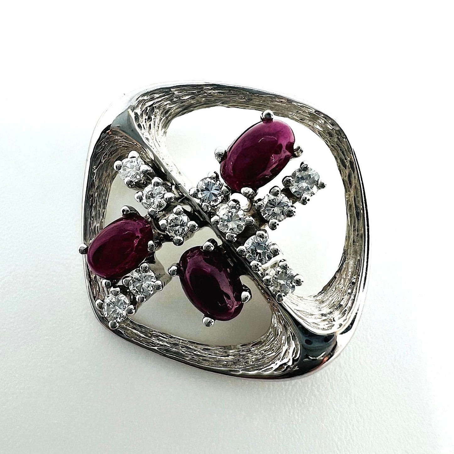 585er Weißgold-Brosche – 3 Rubine (2,26 ct) & 12 Brillanten (2,97 ct)