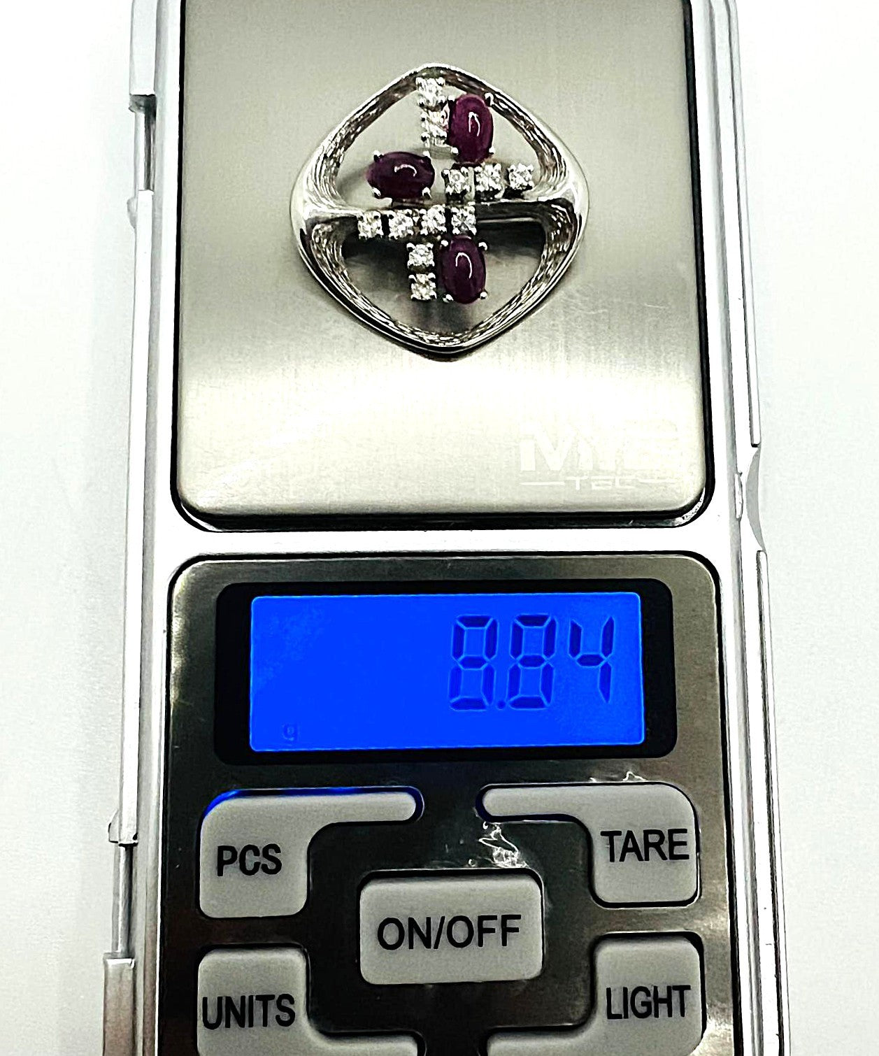 585er Weißgold-Brosche – 3 Rubine (2,26 ct) & 12 Brillanten (2,97 ct)