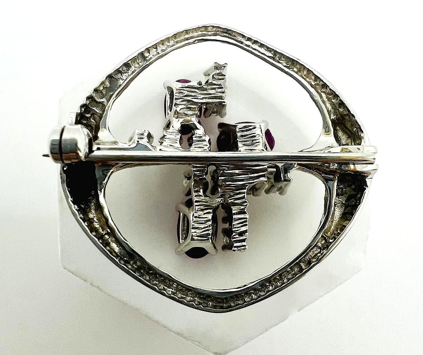 585er Weißgold-Brosche – 3 Rubine (2,26 ct) & 12 Brillanten (2,97 ct)