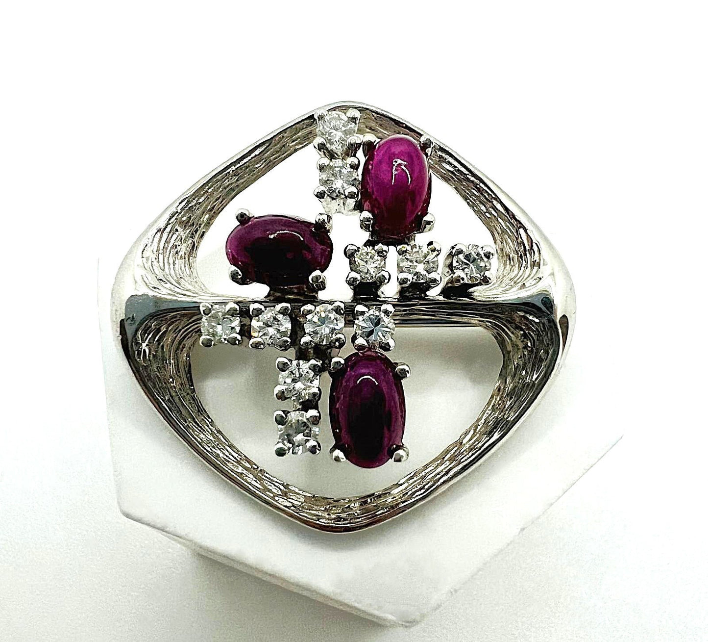 585er Weißgold-Brosche – 3 Rubine (2,26 ct) & 12 Brillanten (2,97 ct)