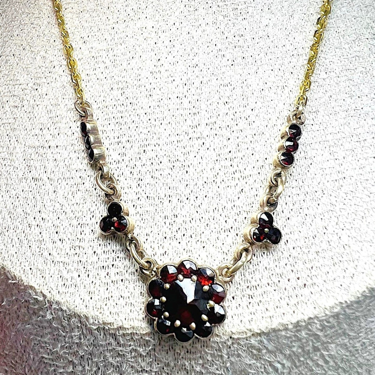 Vintage-Kette mit tiefroten Granatsteinen