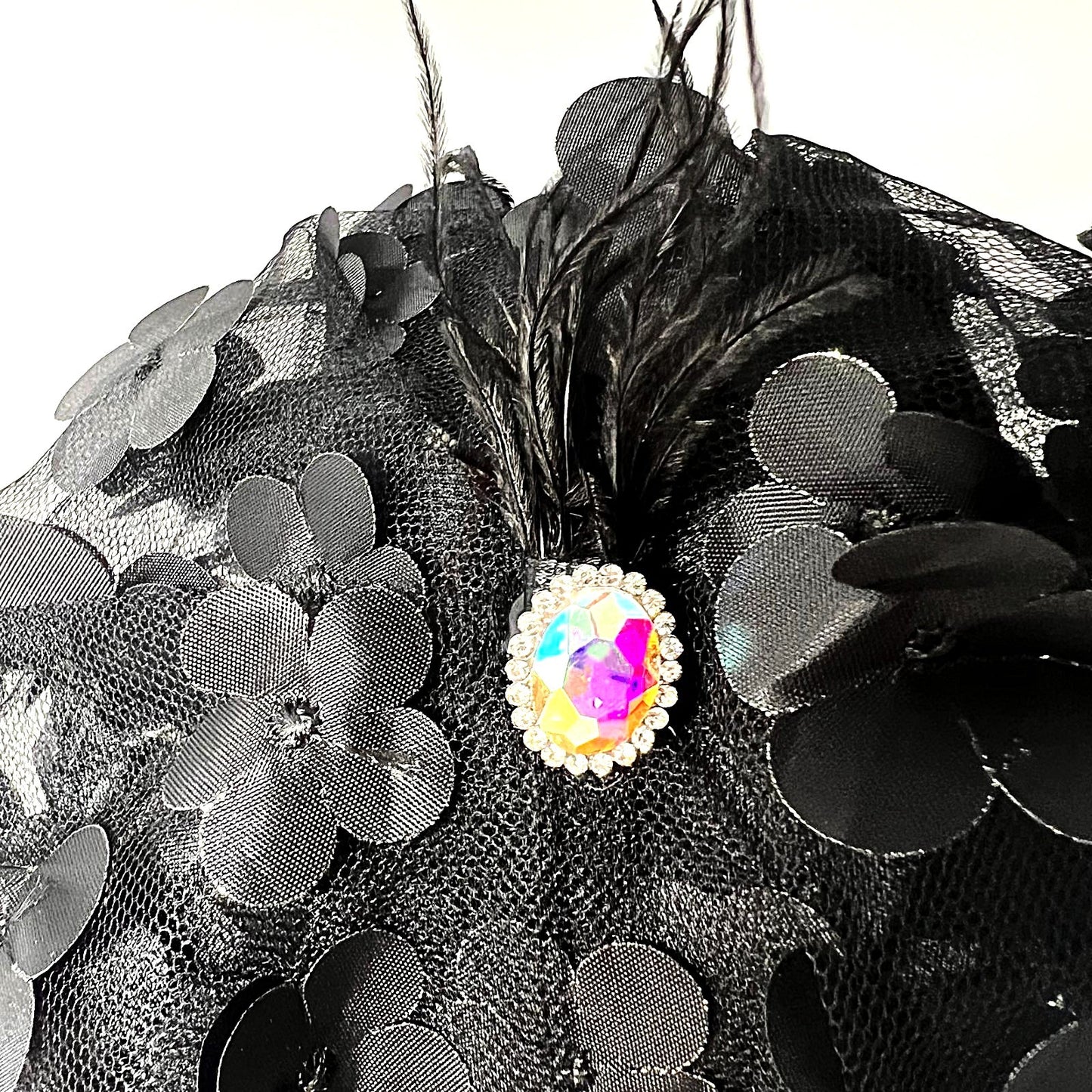 Schwarzer Fascinator mit 3D-Blüten