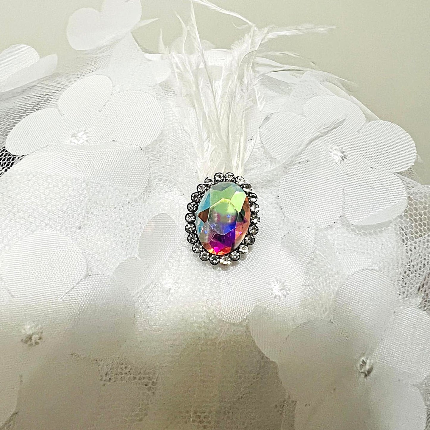 Weißer Fascinator mit 3D-Blüten