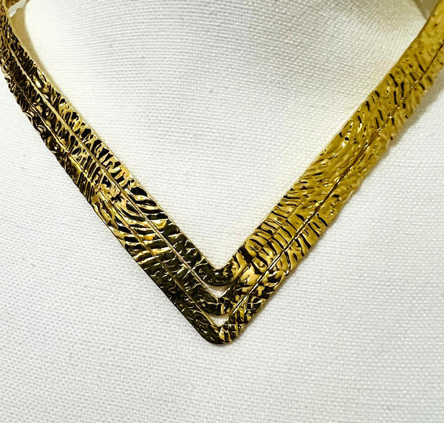 Goldfarbener V Halsreif