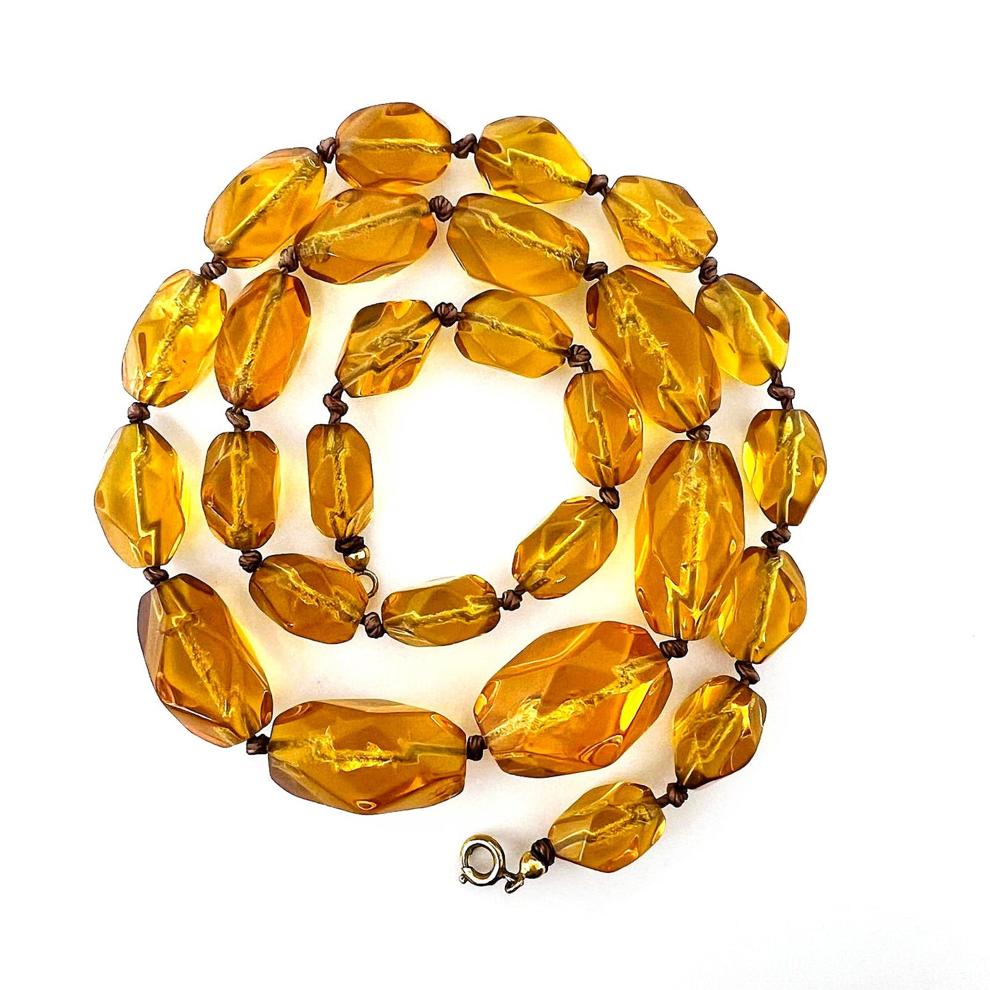 Art Deco facettierte Bernsteinkette Honig-Cognac – handgeknotetes Langcollier mit Olive-Perlen