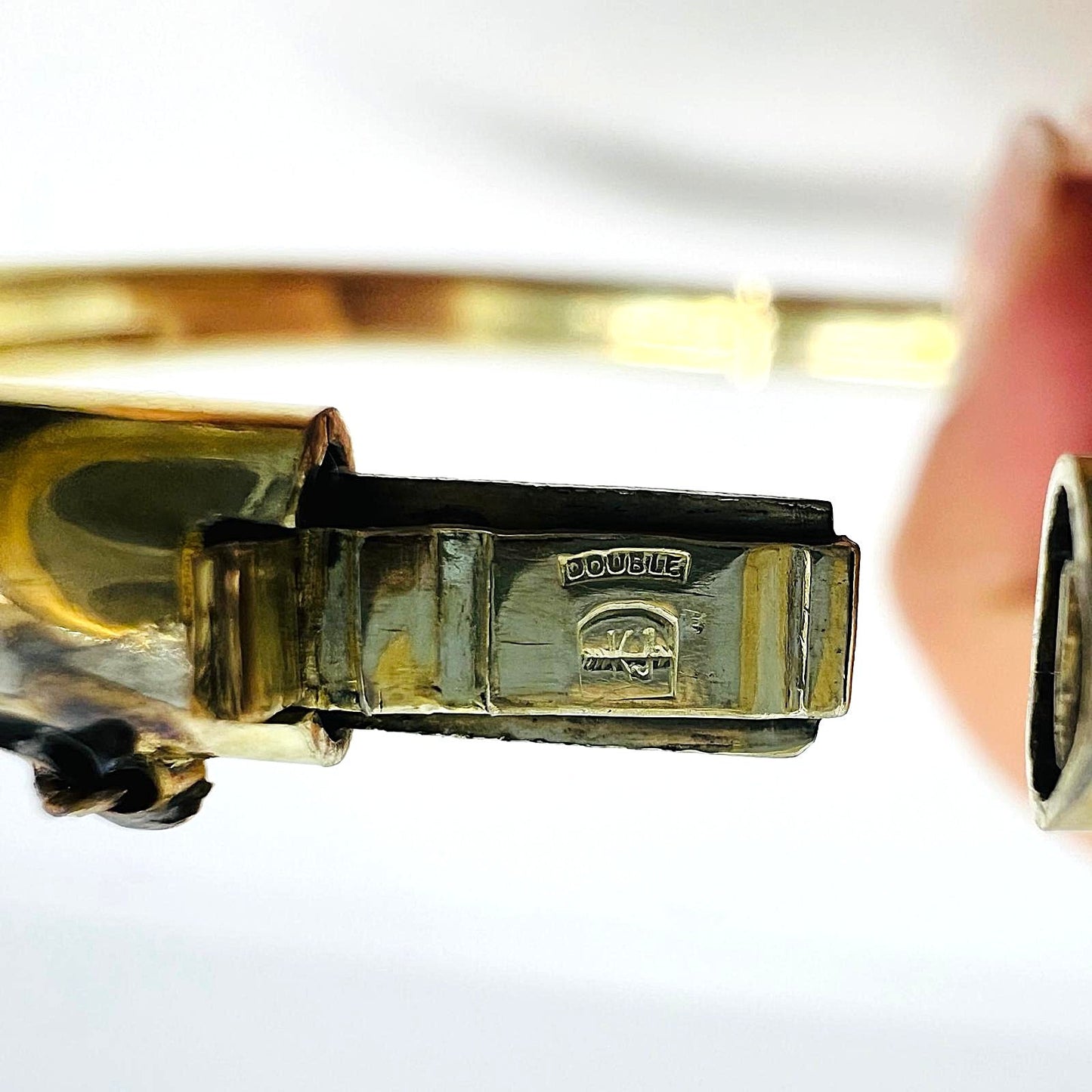 Vergoldeter Armreif im viktorianischen Stil