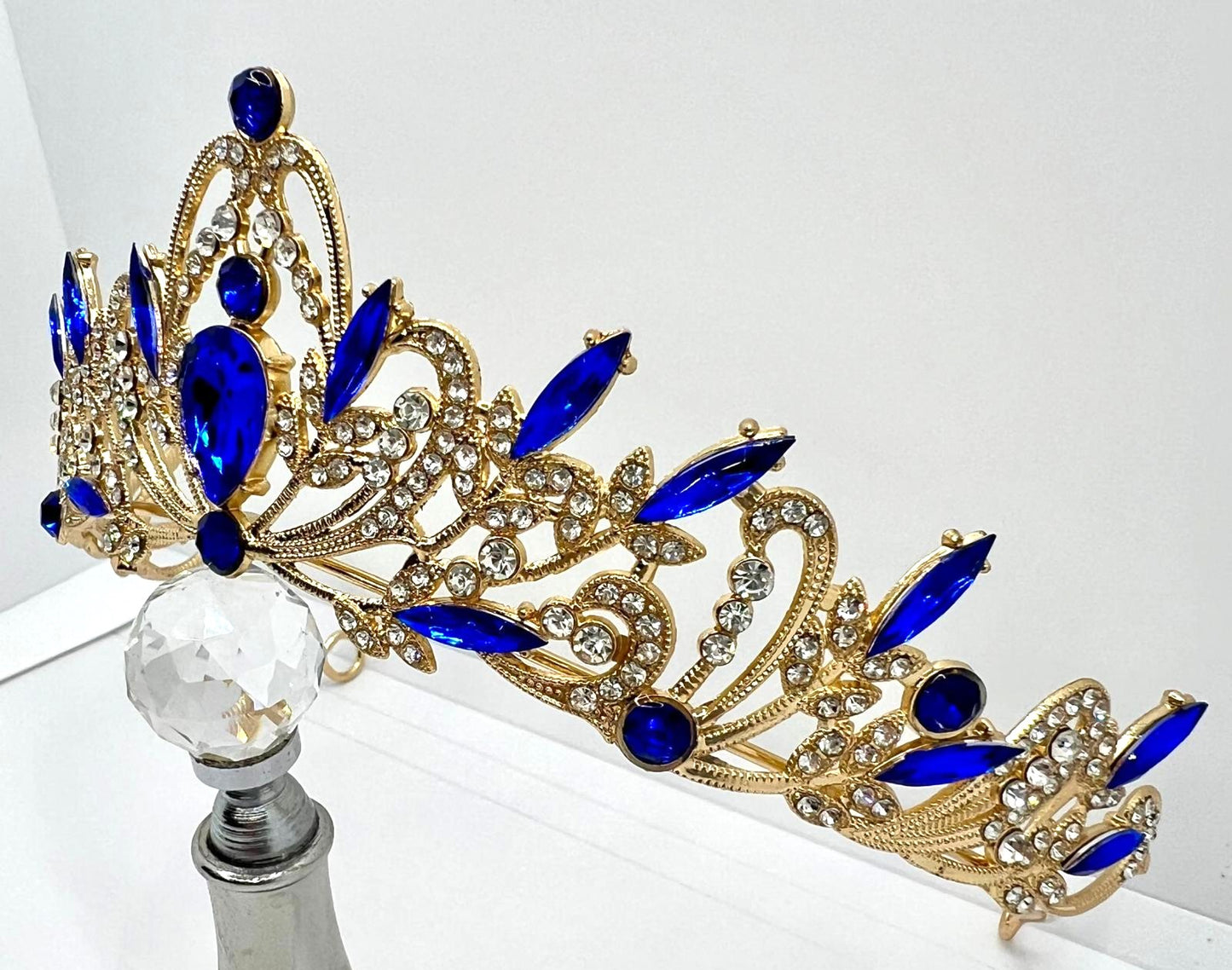 Goldene Tiara mit blauen Strasssteinen