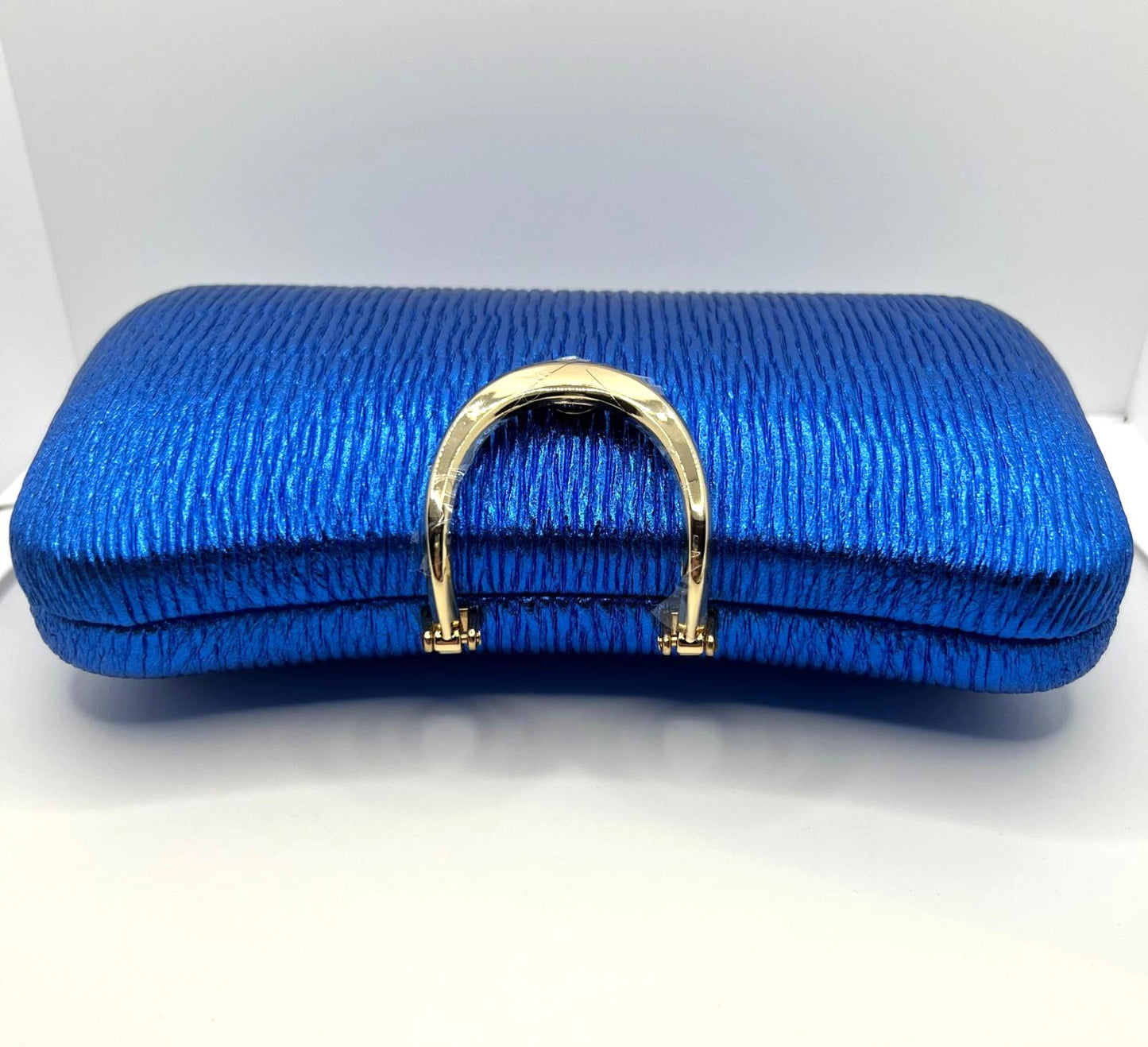 Blaue Clutch mit Goldgriff