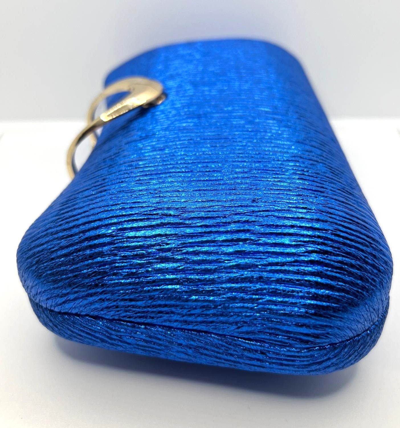 Blaue Clutch mit Goldgriff