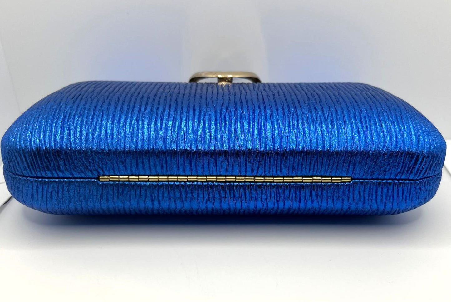 Blaue Clutch mit Goldgriff