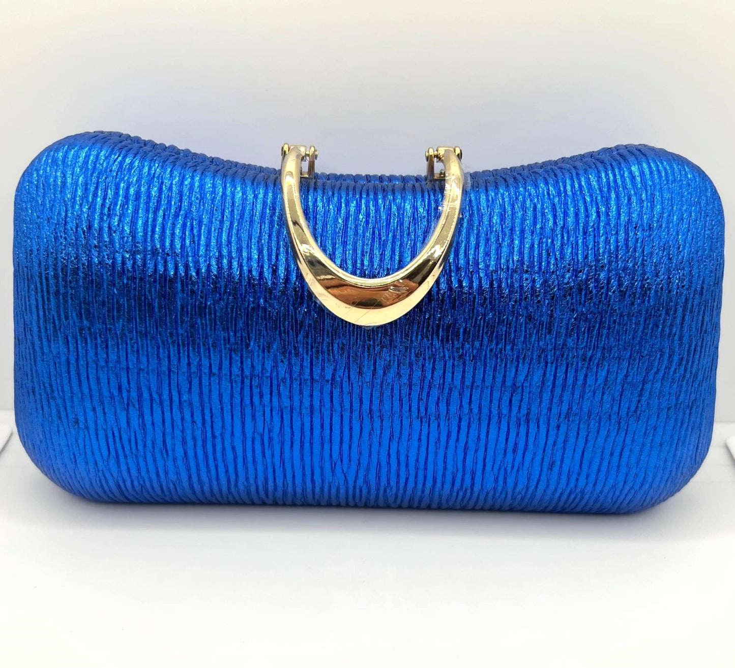 Blaue Clutch mit Goldgriff