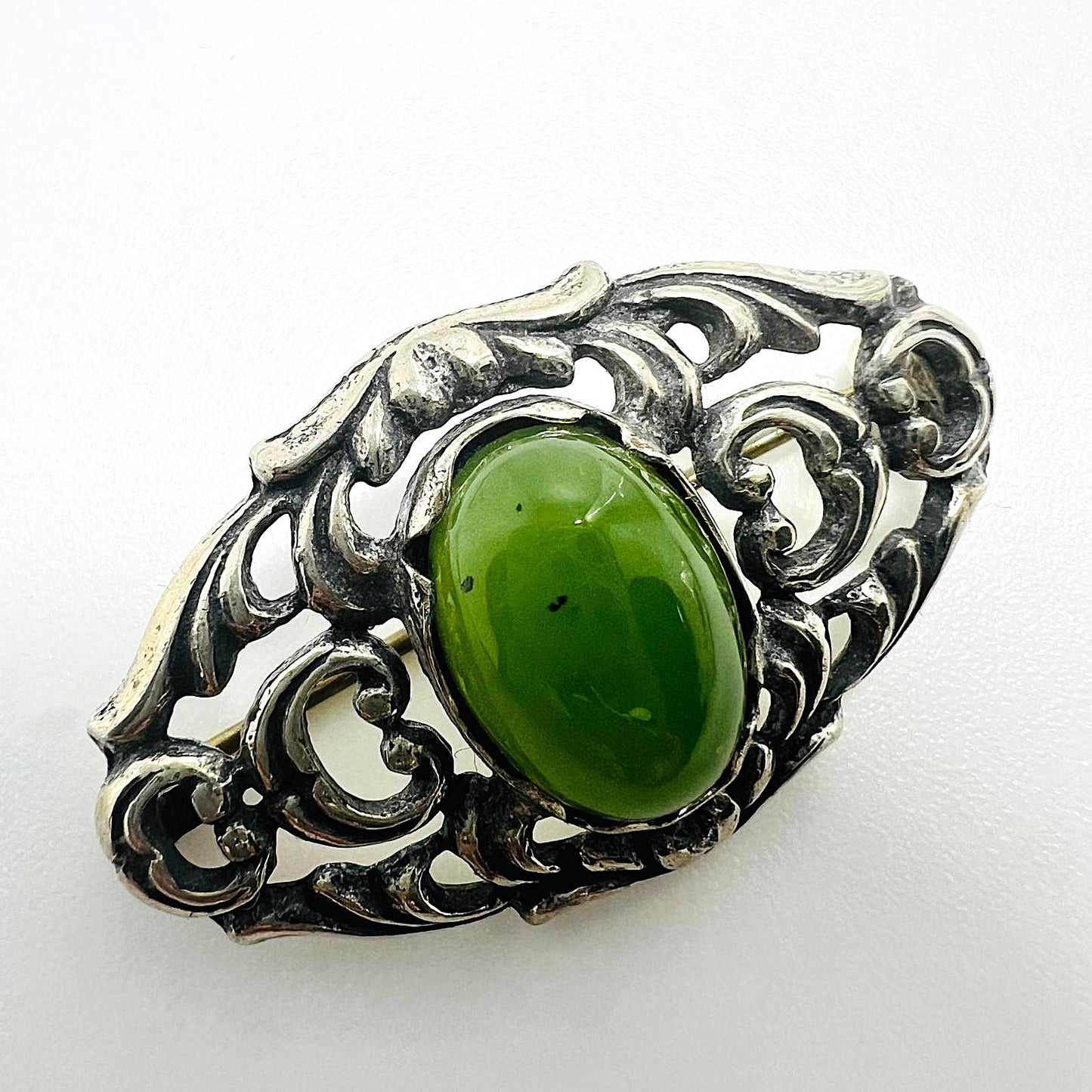 Brosche 835er Silber mit grünem Jadestein