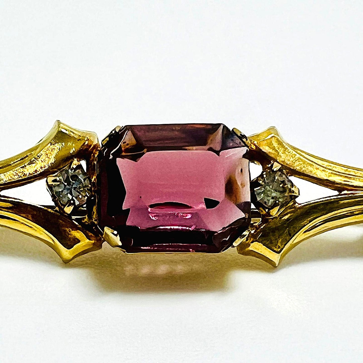 Brosche mit violettem Spinell & Zirkonia