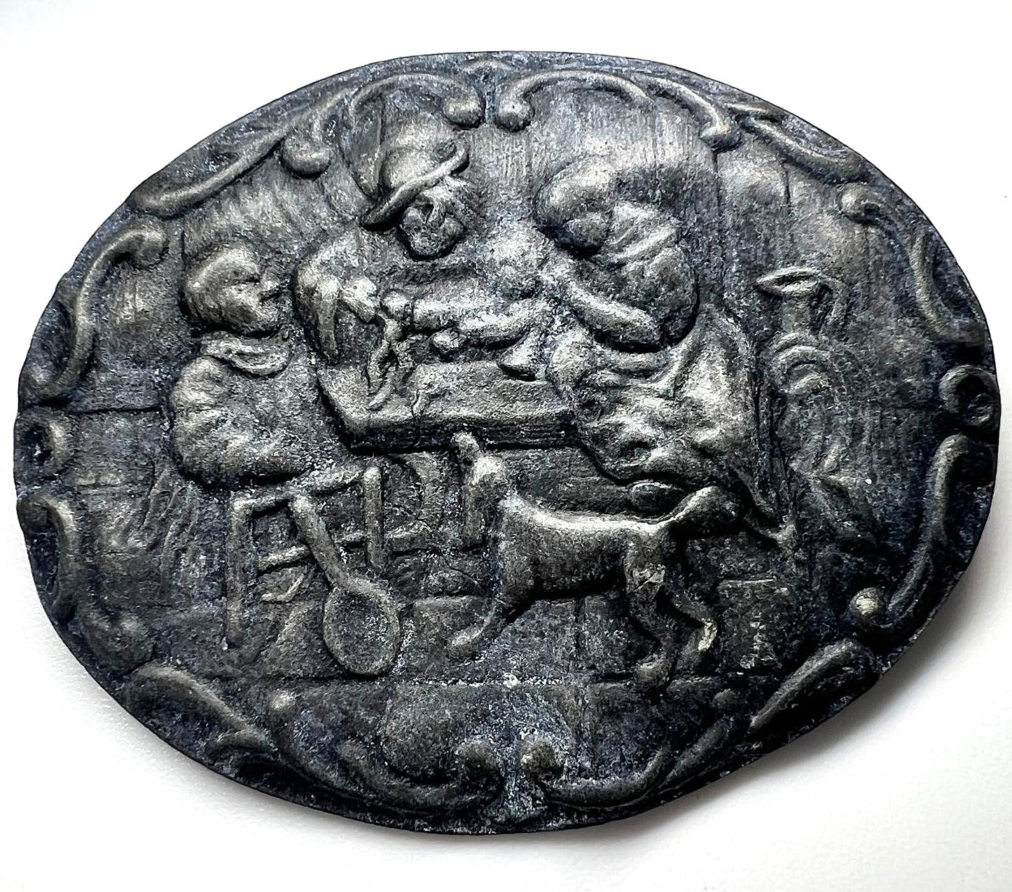 Antike Brosche um 1880 Relief Bruegel