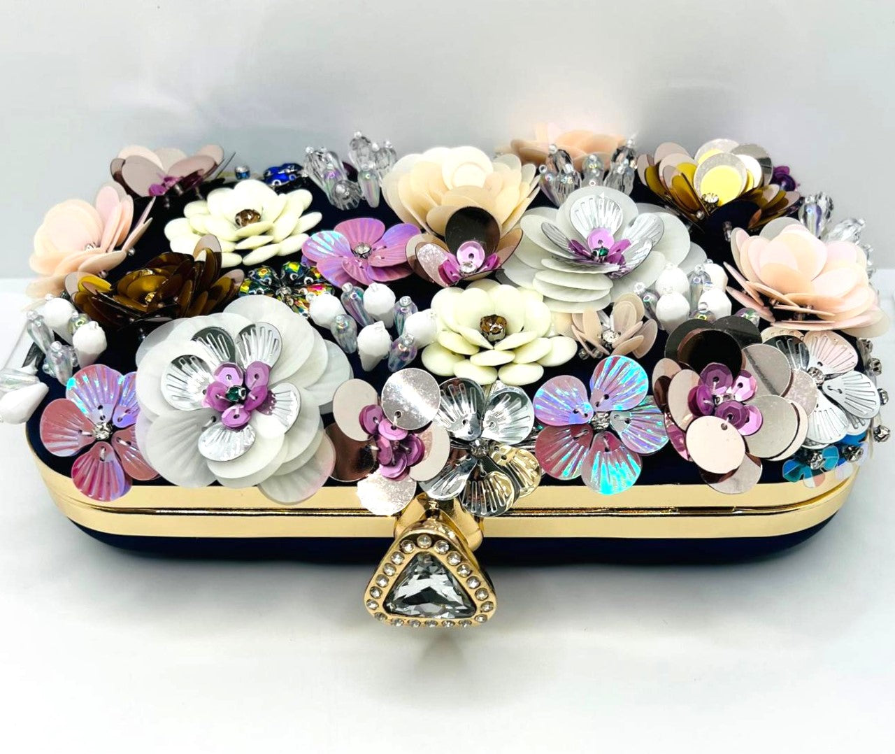Clutch aus Satin in Marineblau und Gold