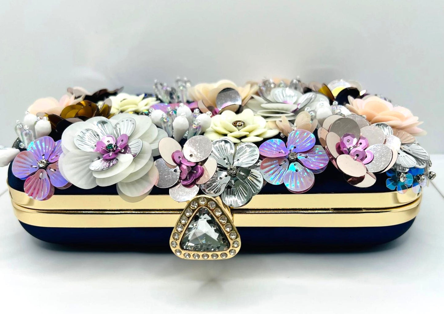 Clutch aus Satin in Marineblau und Gold