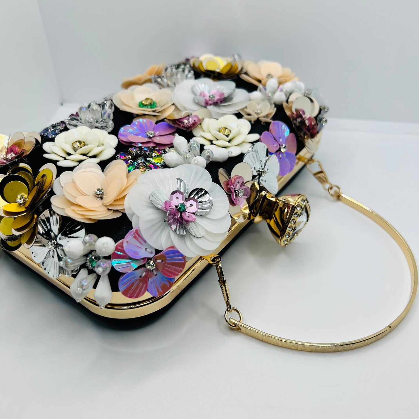 Clutch-mit-3D-Blumenstickerei