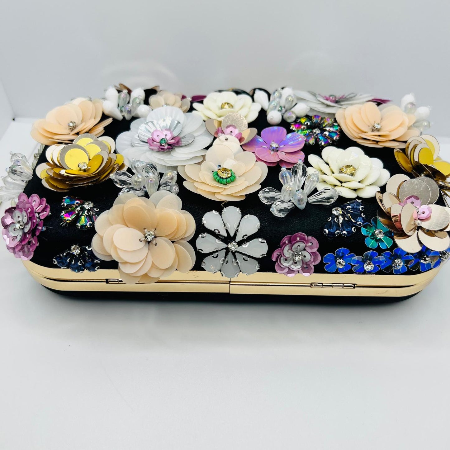 Clutch-mit-3D-Blumenstickerei