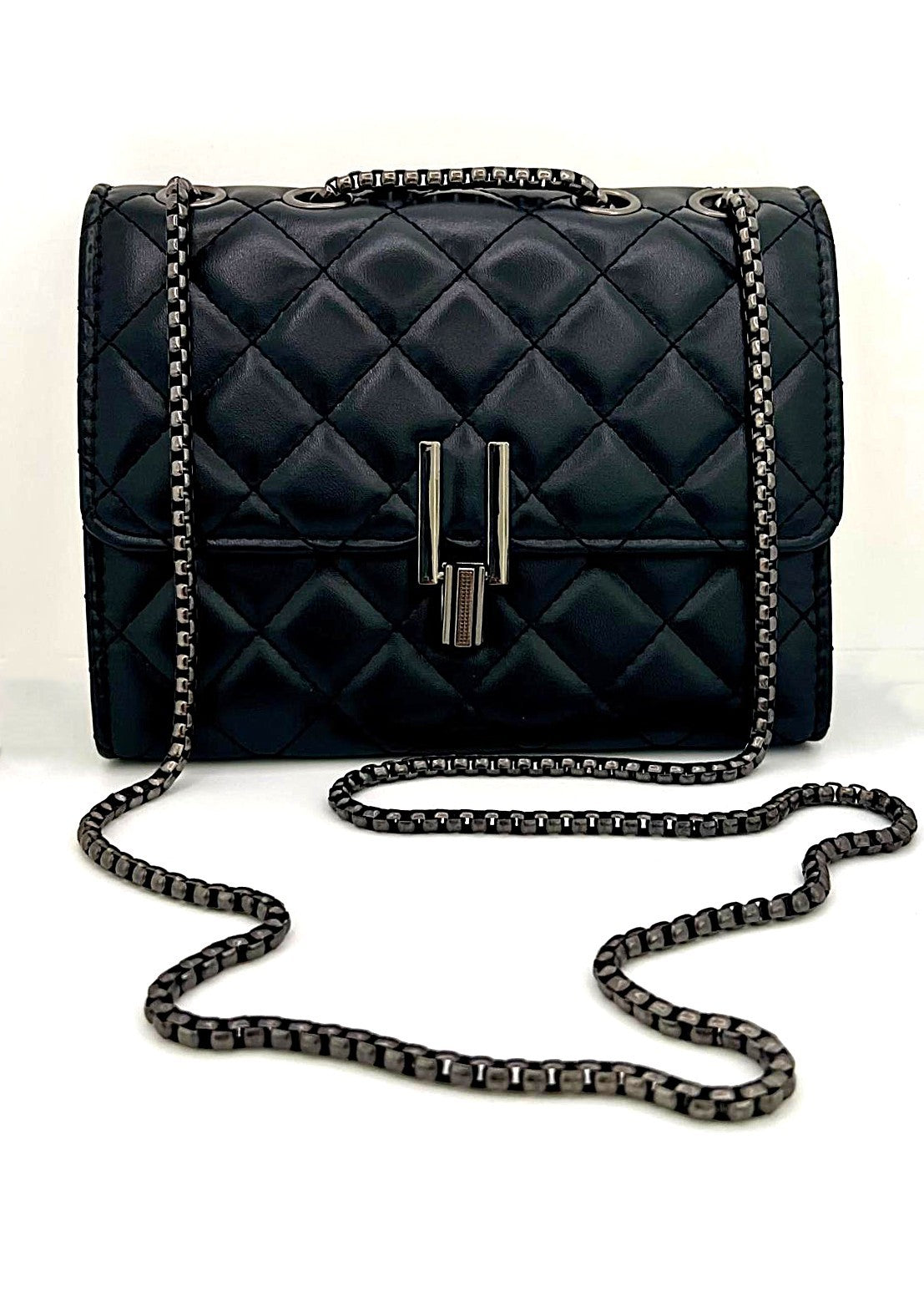 Schultertasche mit Schwarzmetall-Kette