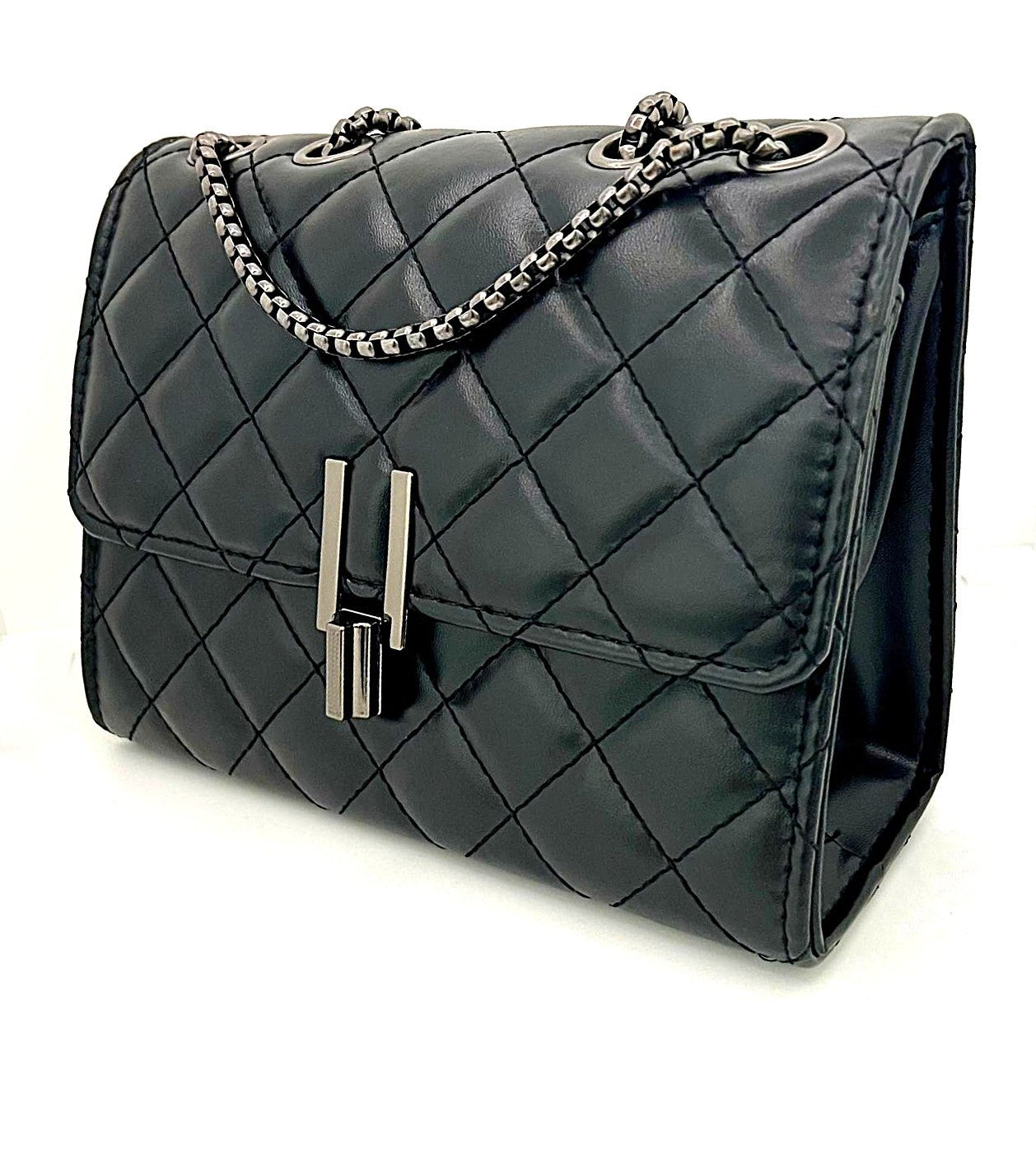 Schultertasche mit Schwarzmetall-Kette