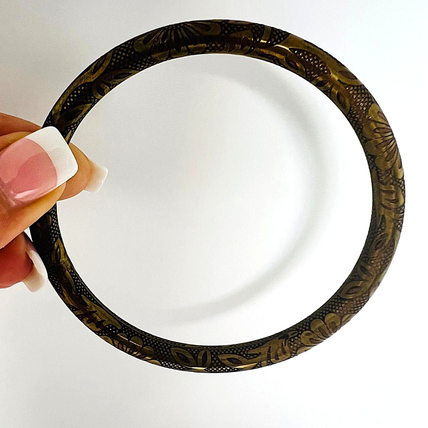 Floraler Vintage Armreif aus Messing