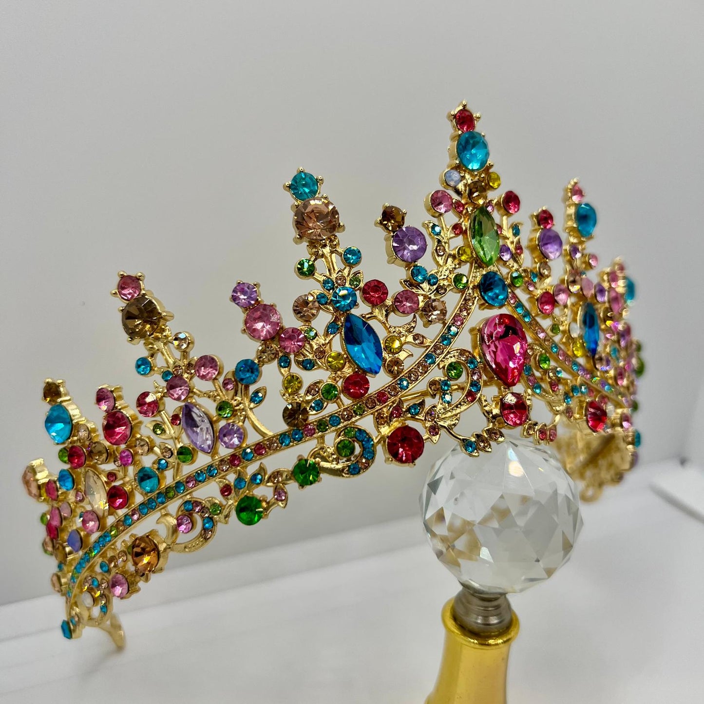 Tiara mit facettierten Strasssteinen