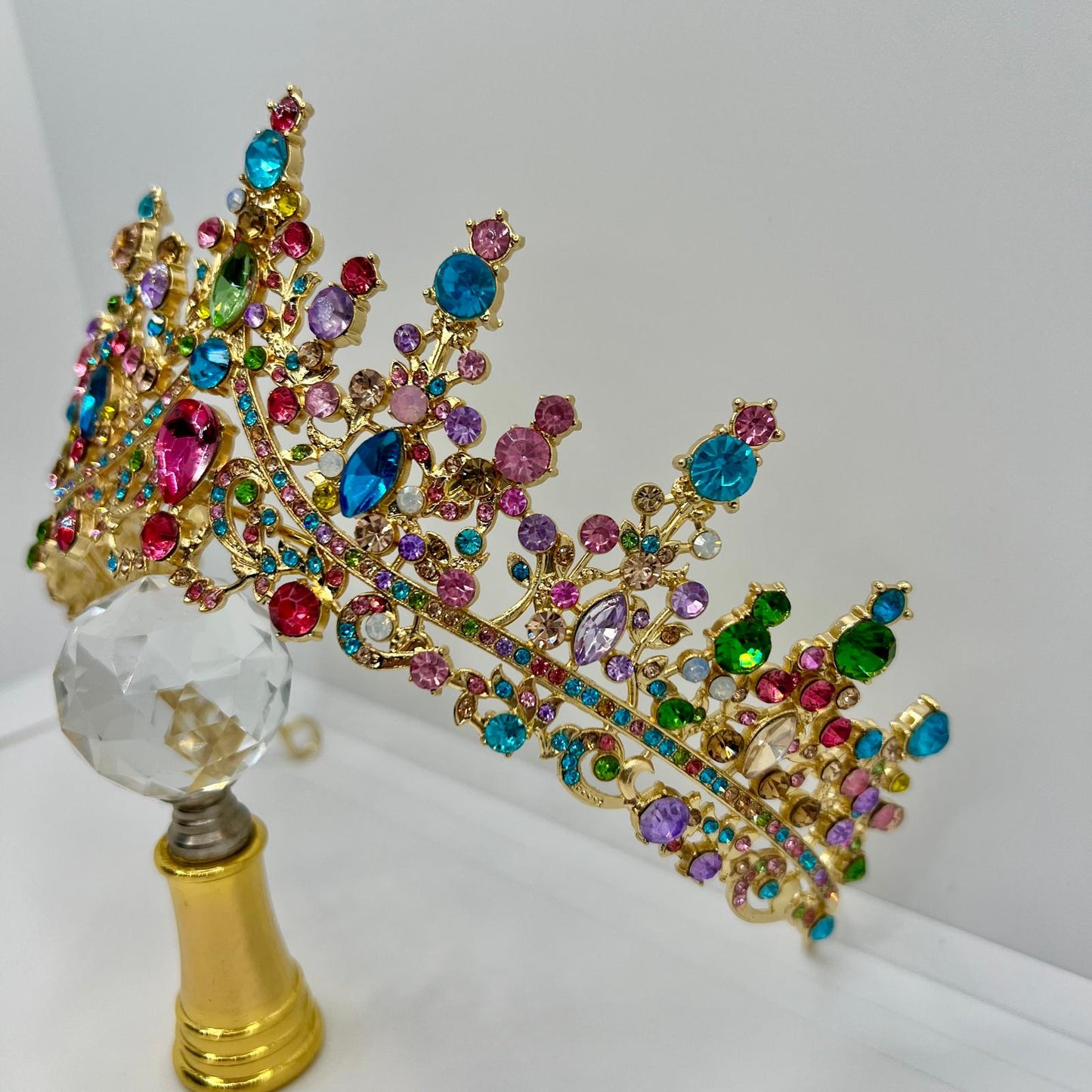Tiara mit facettierten Strasssteinen