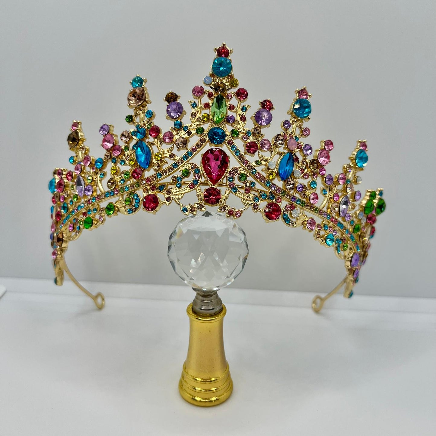 Tiara mit facettierten Strasssteinen
