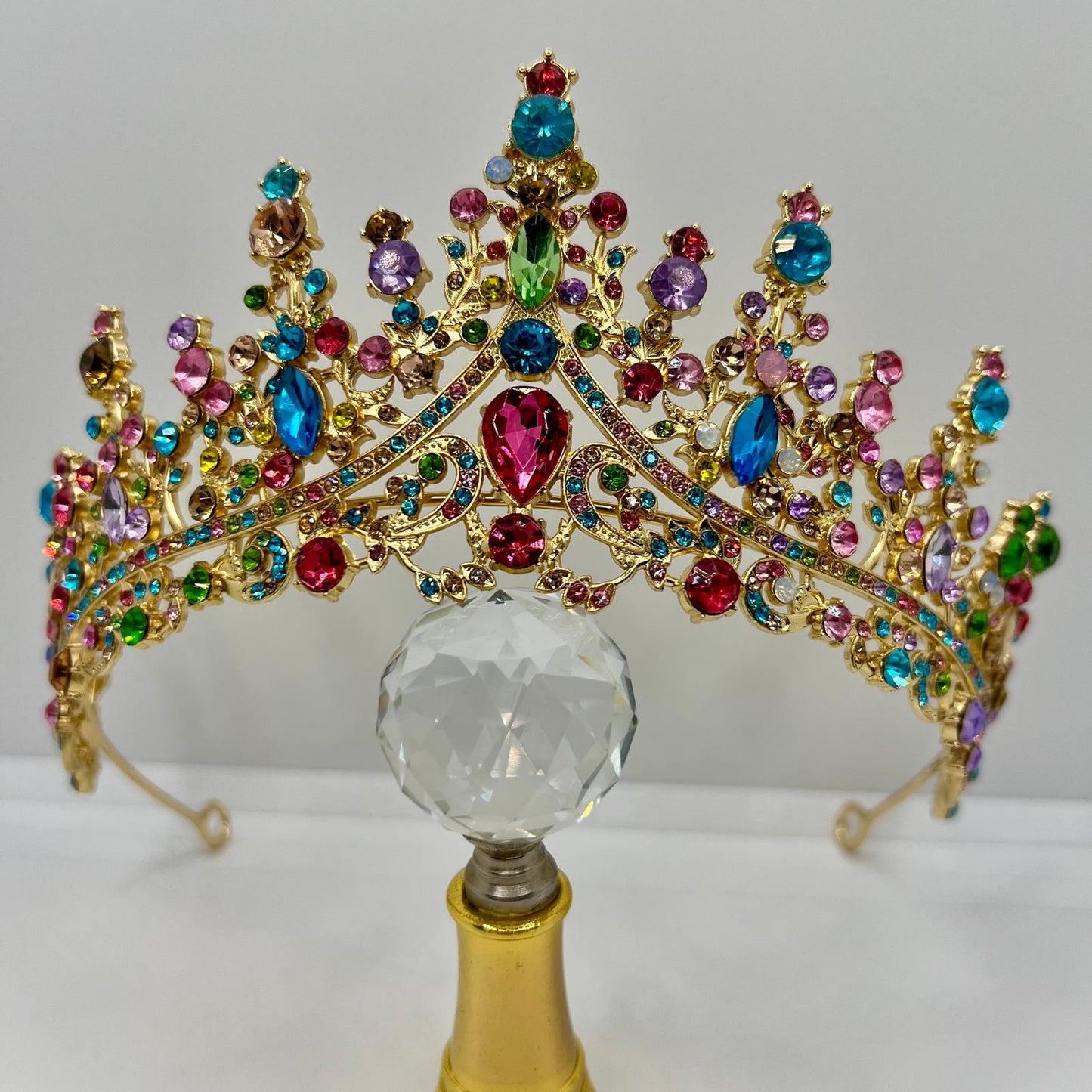 Tiara mit facettierten Strasssteinen