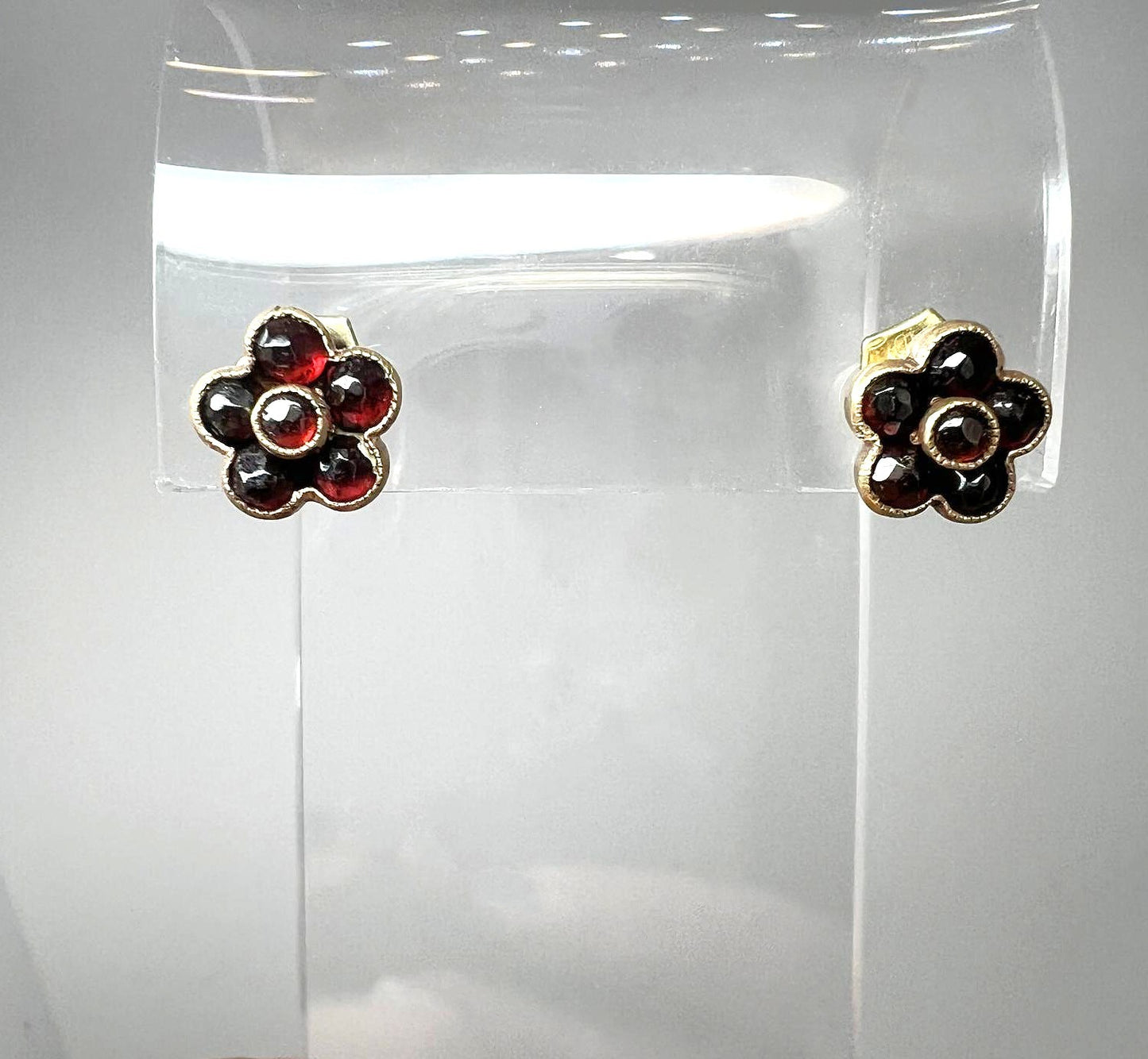 Ohrstecker aus 333er Gold mit böhmischen Granaten