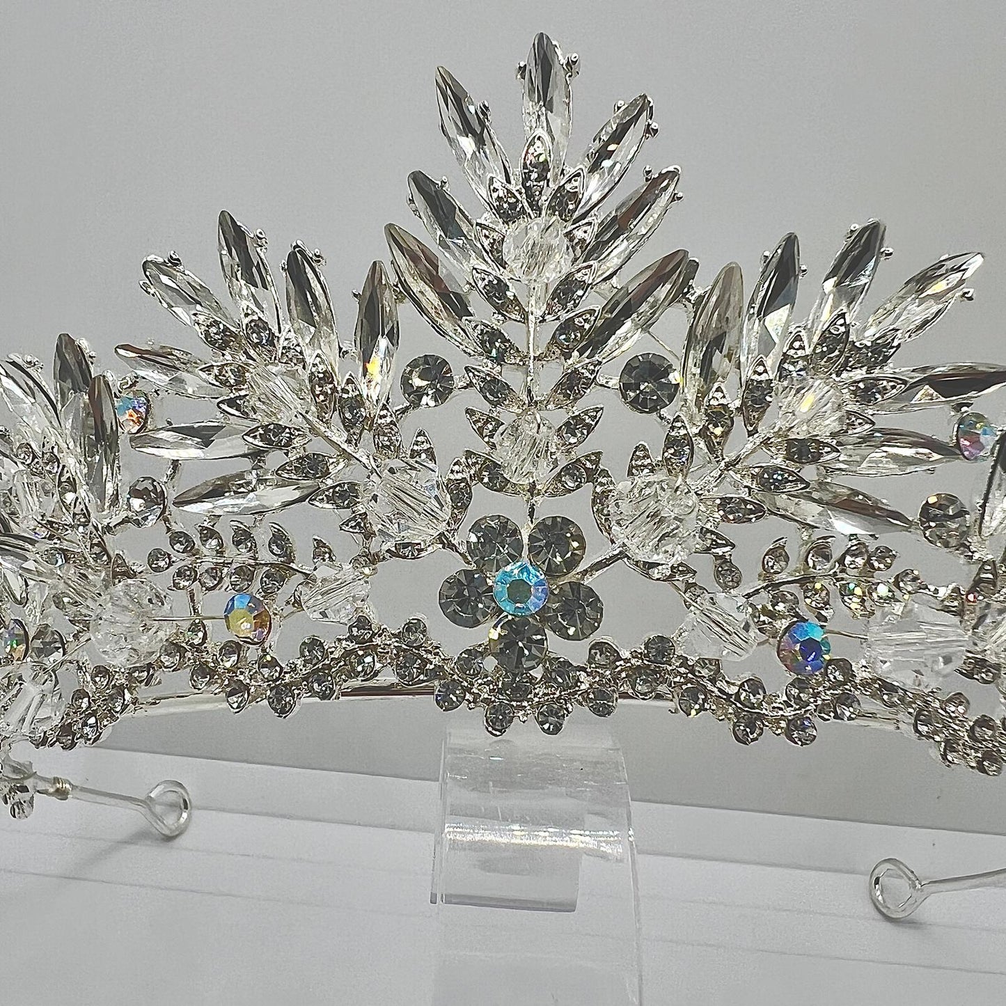 Diadem in Silber mit changierenden Strasssteinen