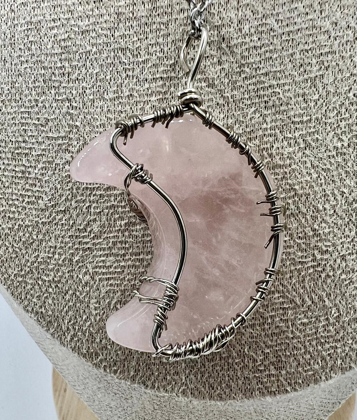 "Rosenquarz Mond Anhänger - Handgefertigte Halskette mit Zauberhaftem Rosa Schimmer - Perfektes Geschenk für Sie