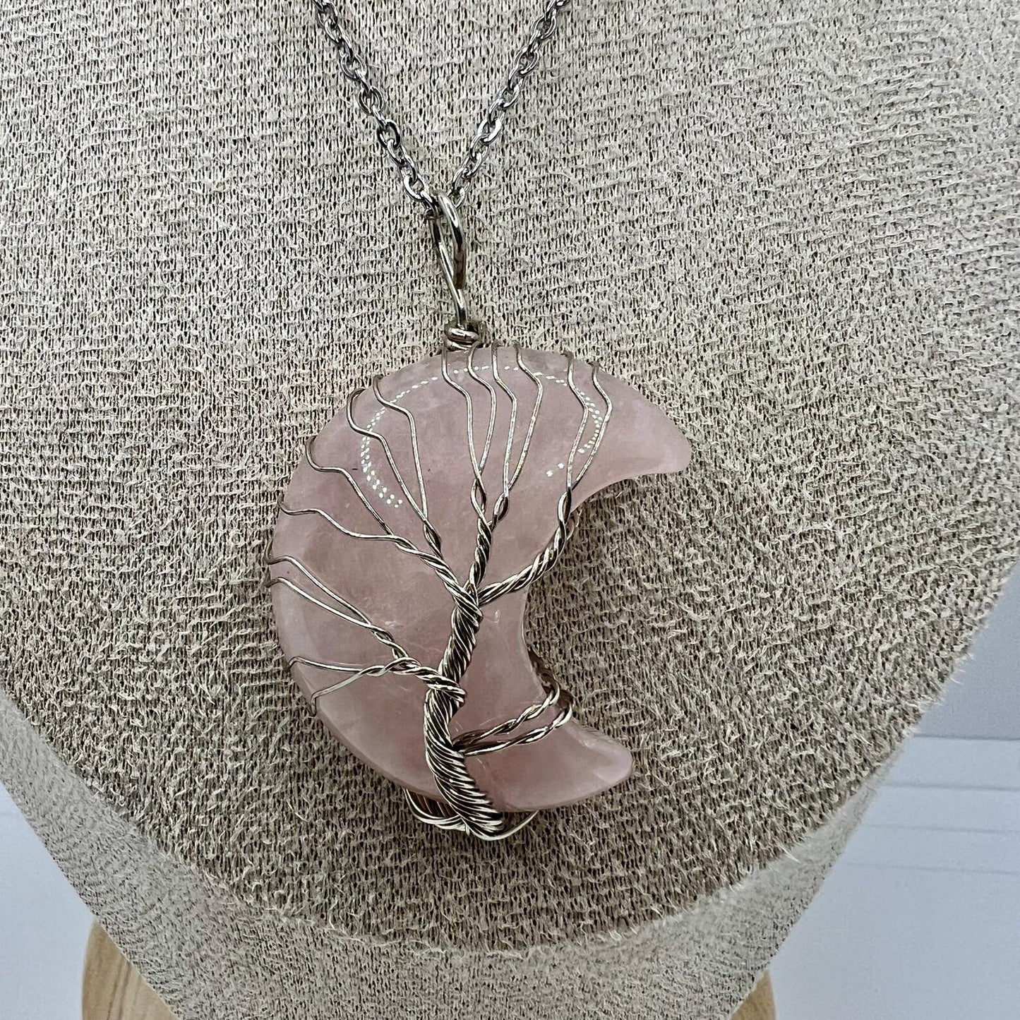 "Rosenquarz Mond Anhänger - Handgefertigte Halskette mit Zauberhaftem Rosa Schimmer - Perfektes Geschenk für Sie