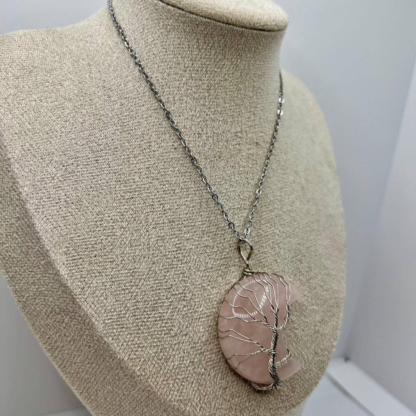 "Rosenquarz Mond Anhänger - Handgefertigte Halskette mit Zauberhaftem Rosa Schimmer - Perfektes Geschenk für Sie