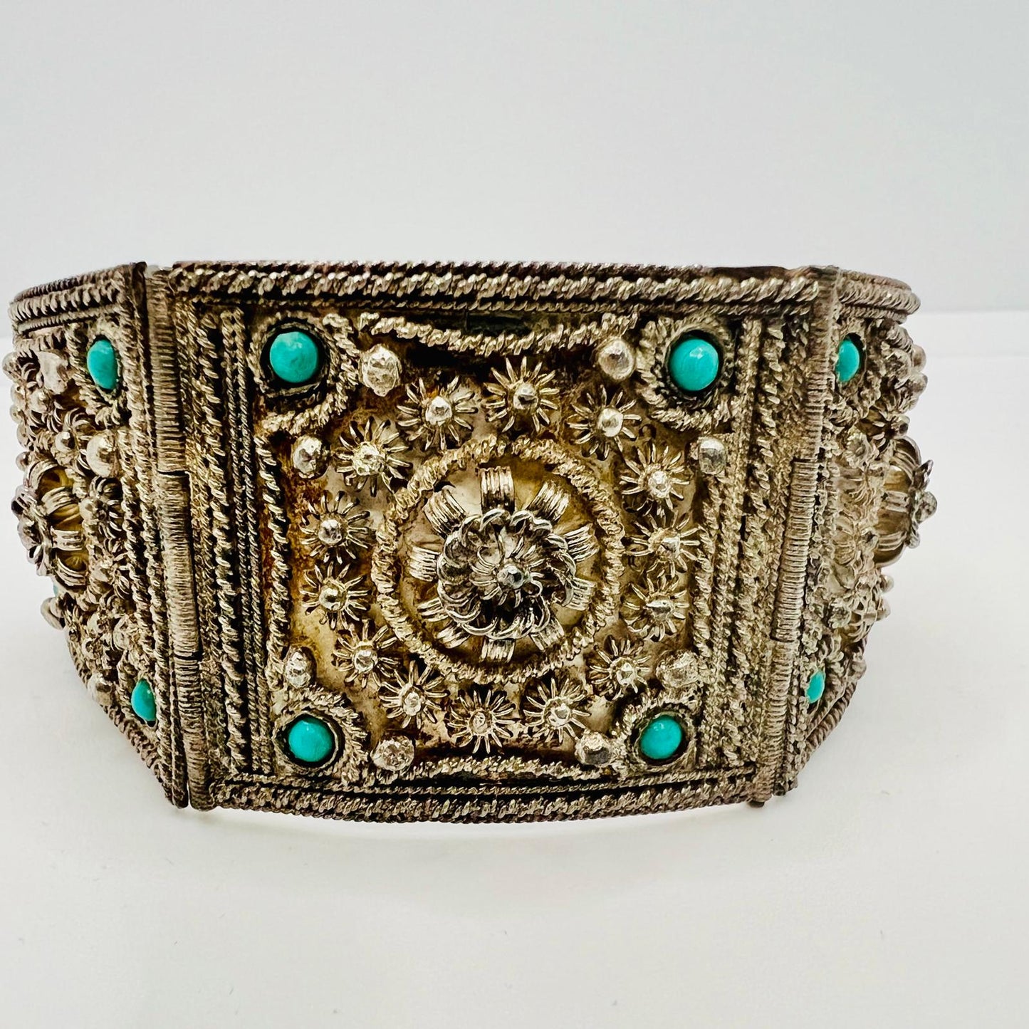 Antiker Silberarmreif mit Türkisen