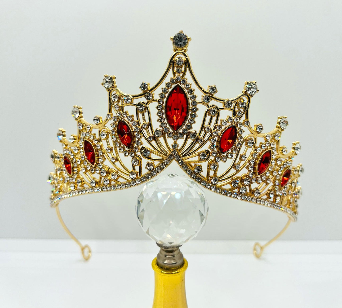 Tiara in Gold mit Facettiertem Strass