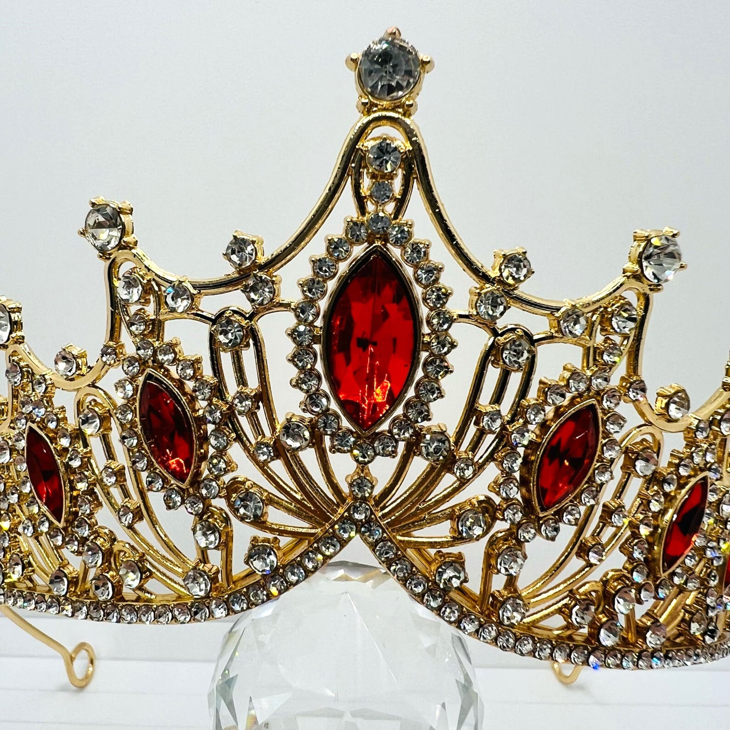 Tiara in Gold mit Facettiertem Strass