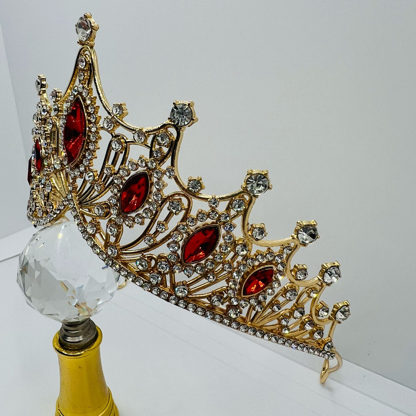 Tiara in Gold mit Facettiertem Strass