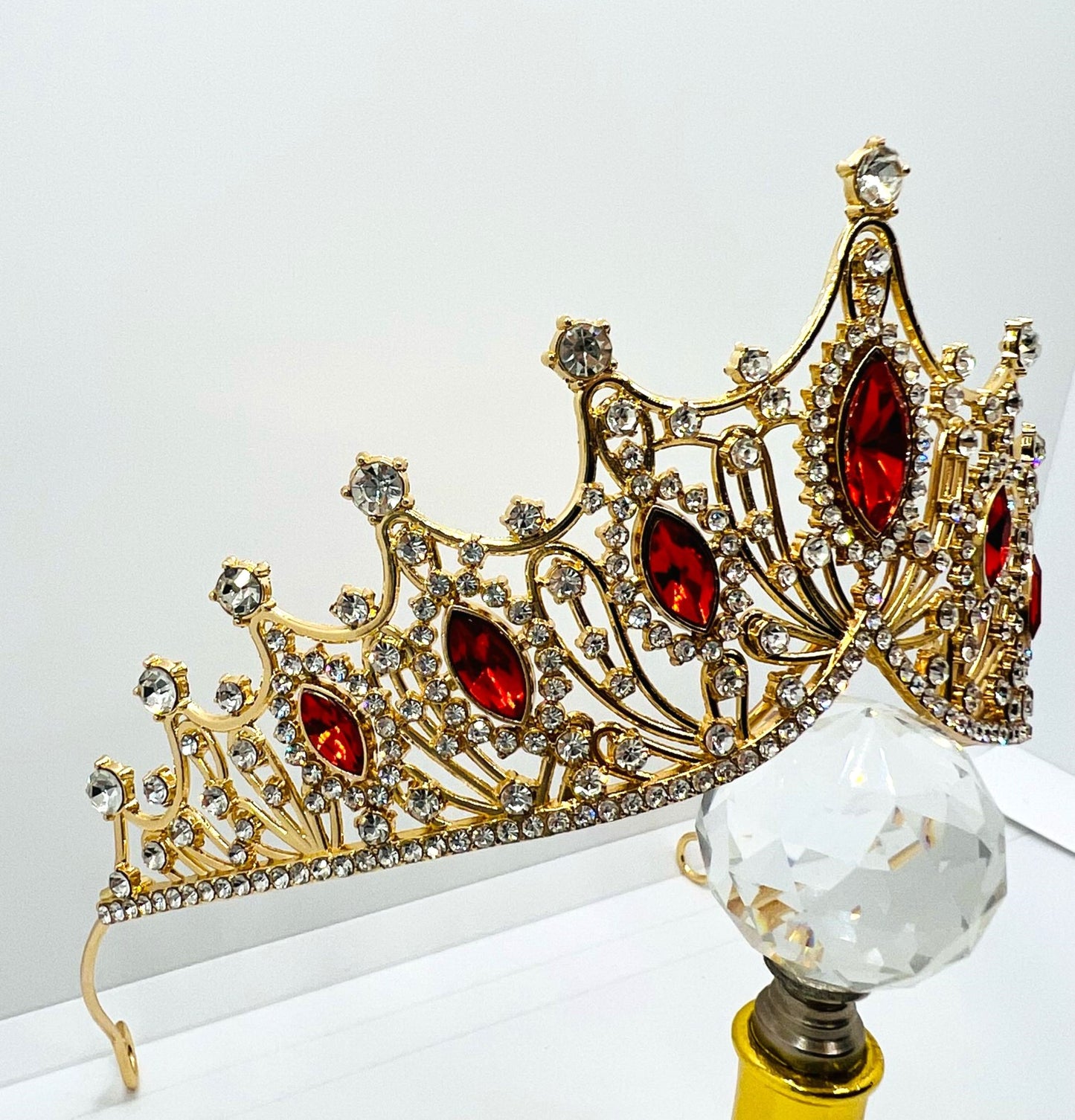 Tiara in Gold mit Facettiertem Strass