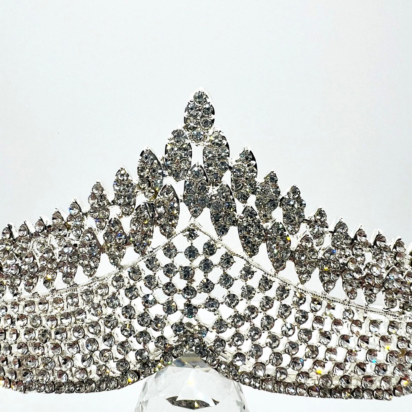 Tiara mit funkelnden Strasskristallen