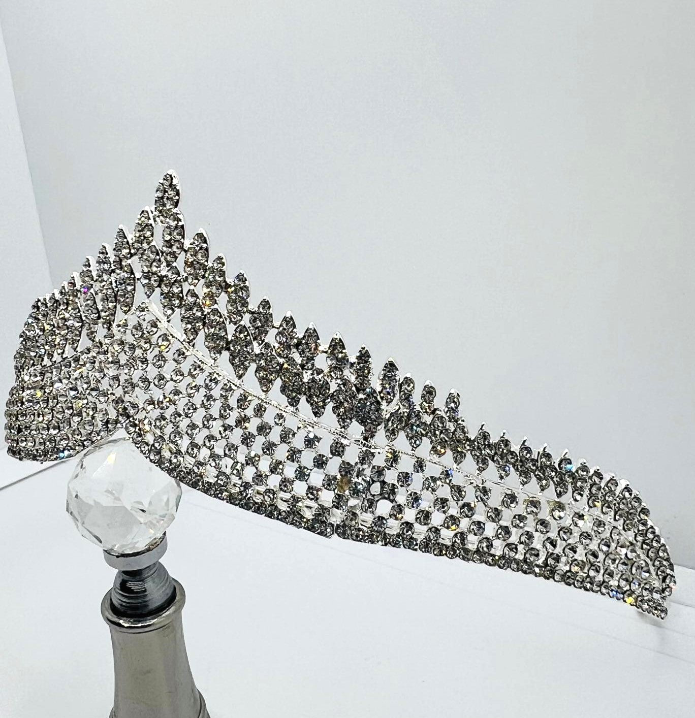 Tiara mit funkelnden Strasskristallen