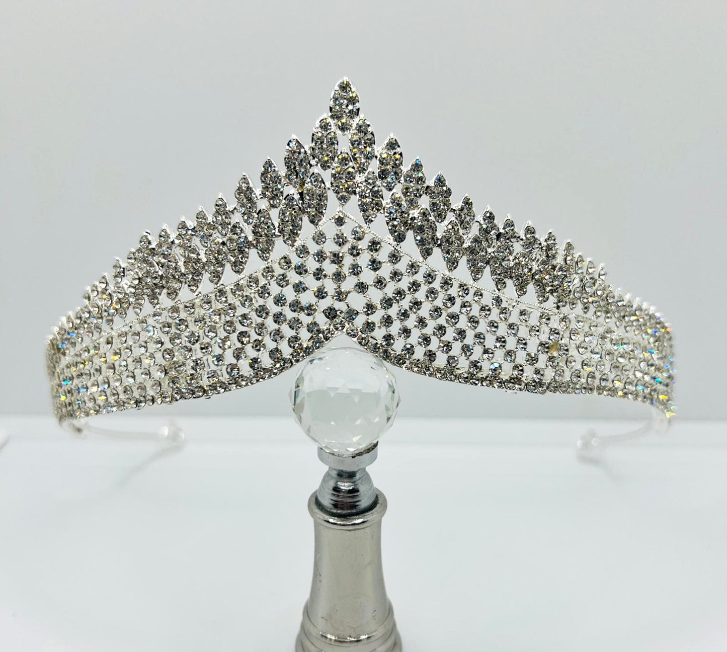 Tiara mit funkelnden Strasskristallen