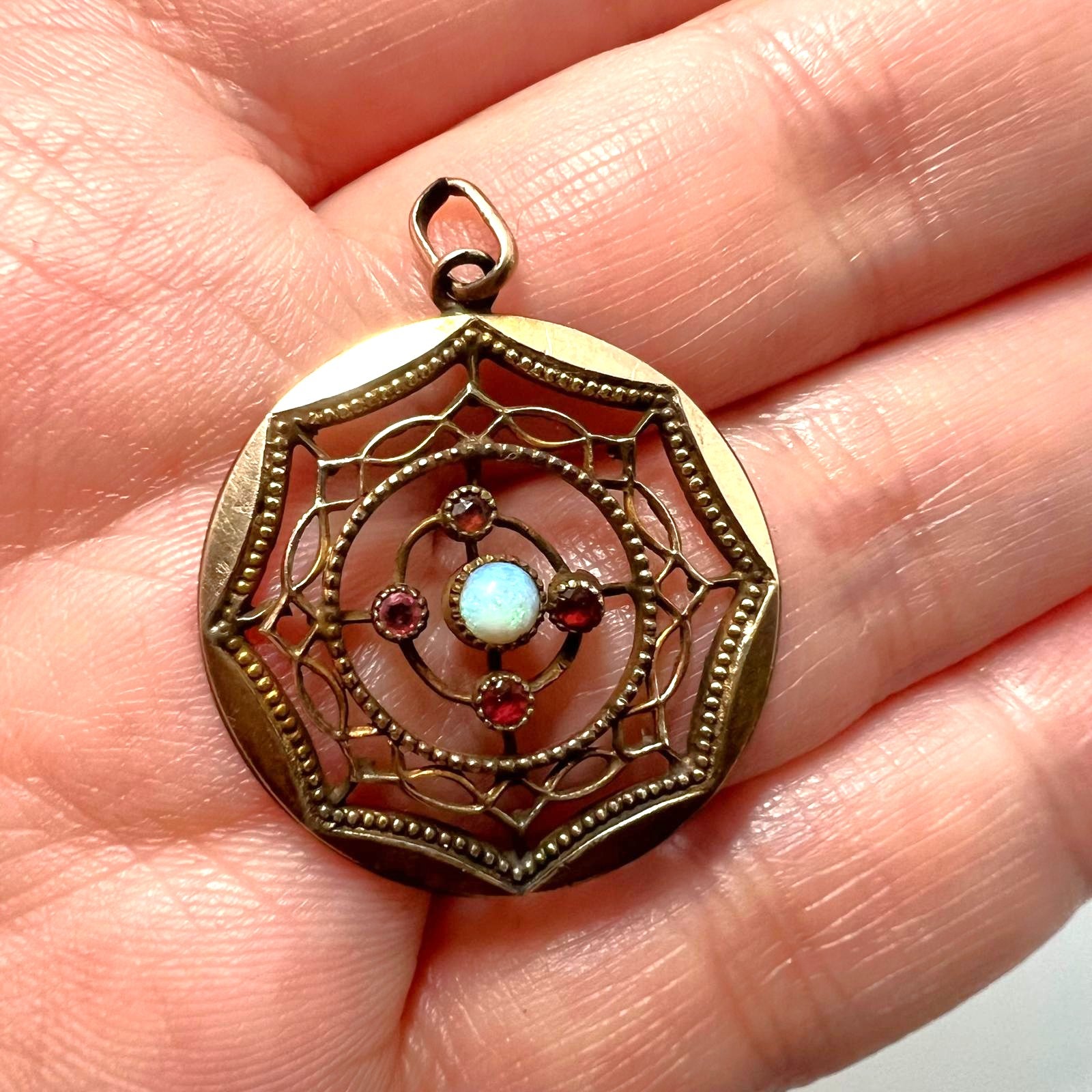 Antiker Tombak-Anhänger mit Milchopal & Granat