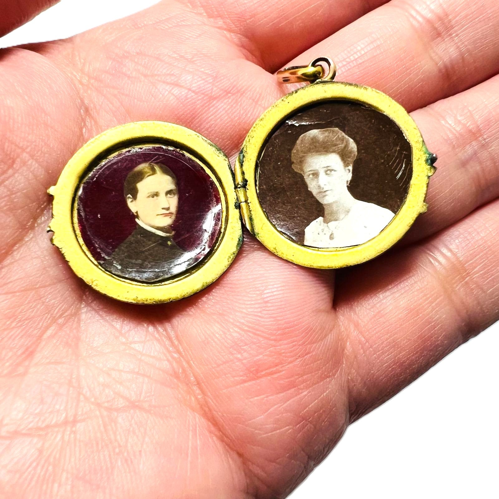 Antiker dick vergoldeter Fotoanhänger 