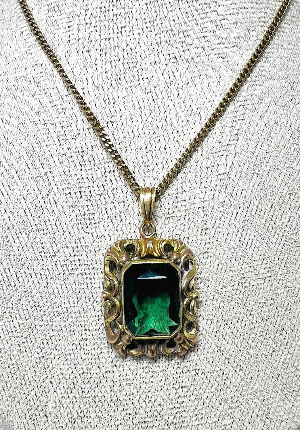 Antike Art-Déco Kette mit smaragdgrünem Anhänger – vergoldetes Collier um 1930