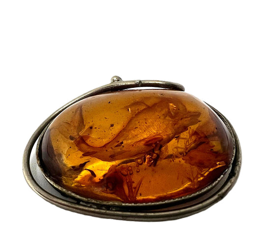 Antike Bernsteinbrosche mit Delfin-Intaglio